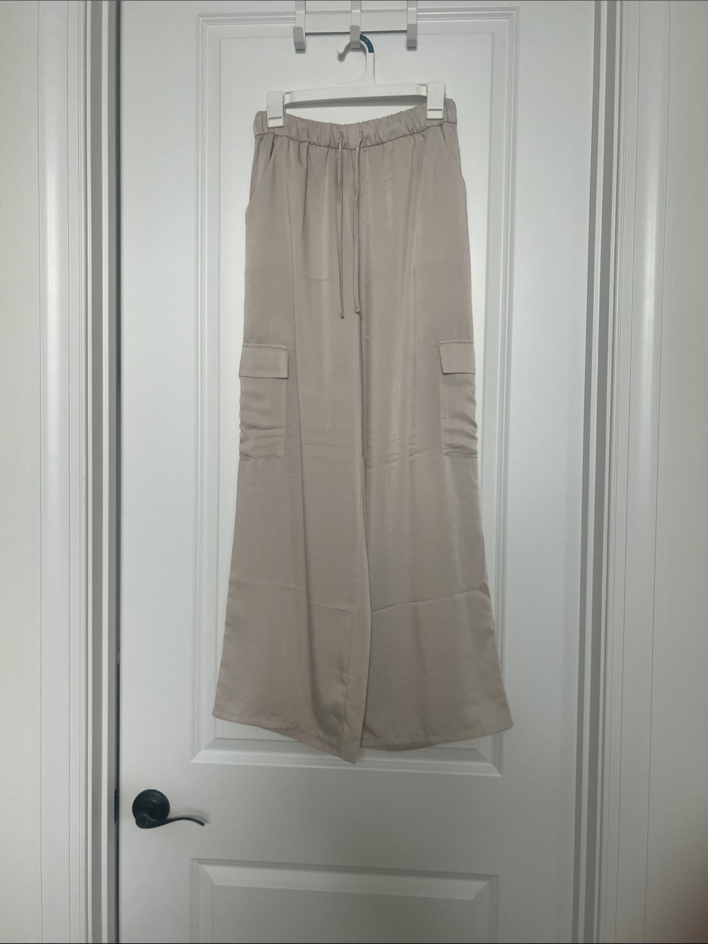 Abercrombie & Fitch Wide-Leg Cargo Pants in Taupe